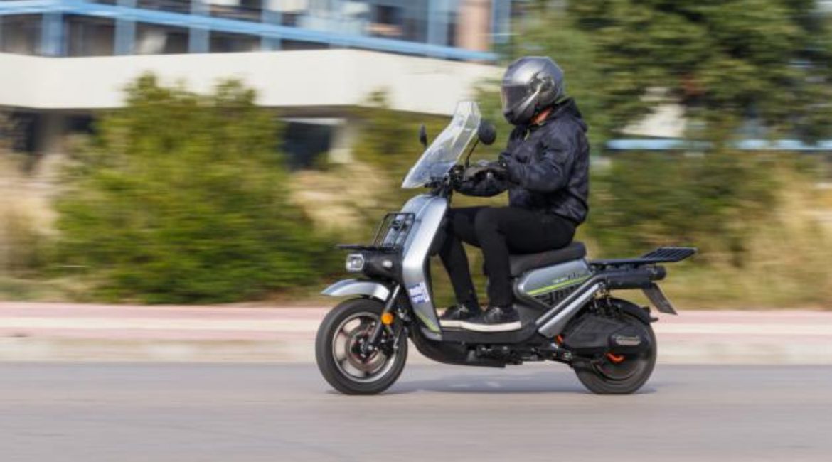 Οδηγός κάνει Test Drive στο Emw Df Cargo