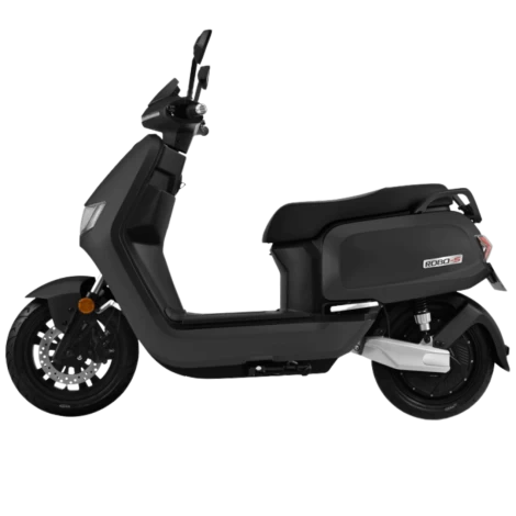 Ηλεκτρικό scooter Robo S Maxi 3000W της EMW σε μαύρο χρώμα. Πλαϊνή όψη.