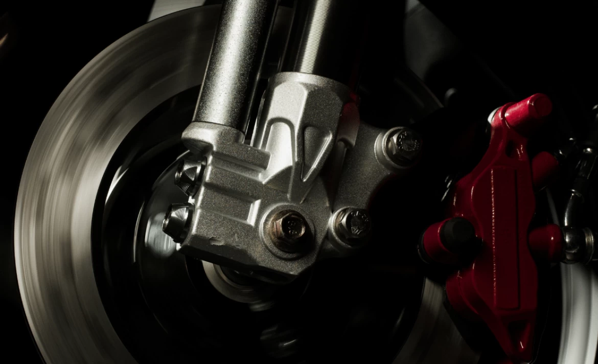 Powerful hydraulic disc brakes on both wheels!