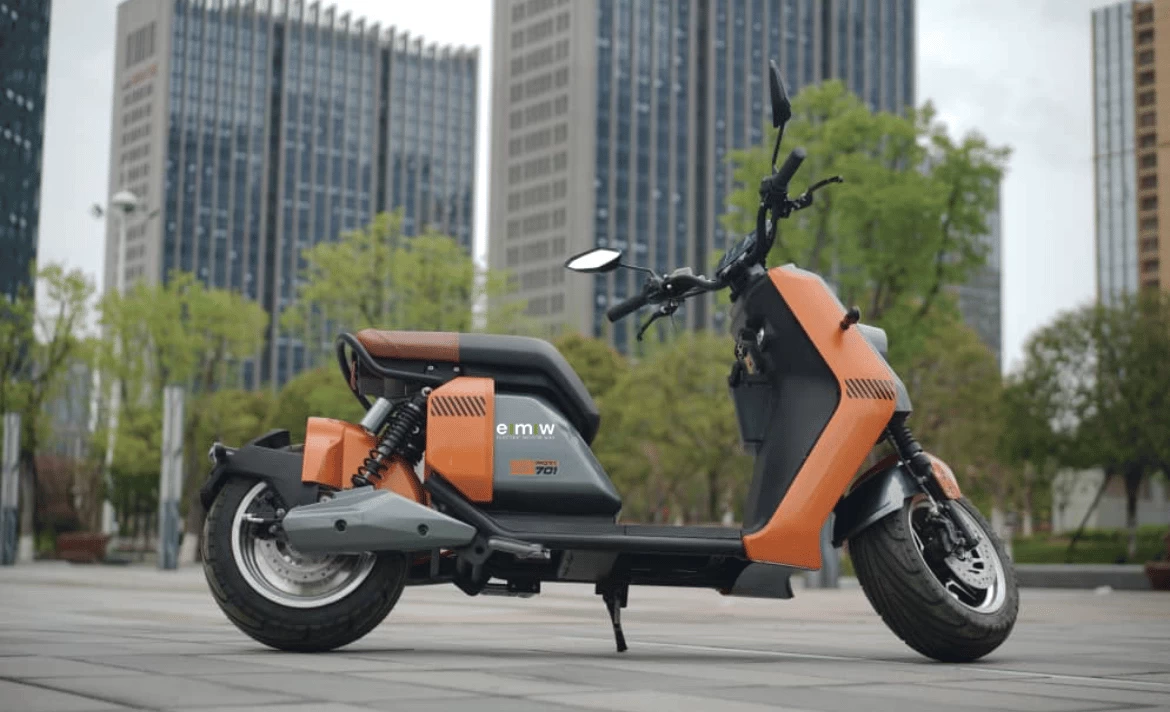 Spacious double seat and adjustable speed options